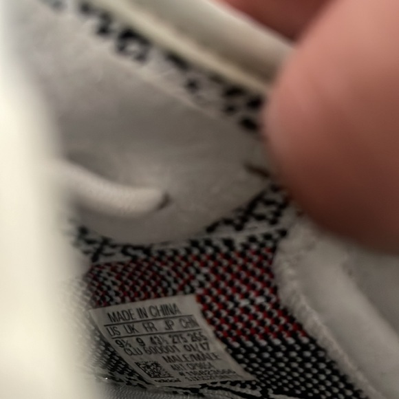 A pair of used Yeezy zebras 350 V2’s 2017 edition - Picture 6 of 8